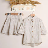 Geblümter Anzug mit Shorts