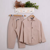 Passender Nadelstreifenanzug mit Hose 