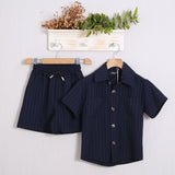 Passender Nadelstreifenanzug mit Shorts