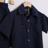 Passender Nadelstreifenanzug mit Shorts