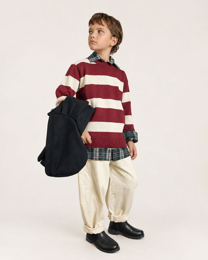 Maglione a righe e camicia